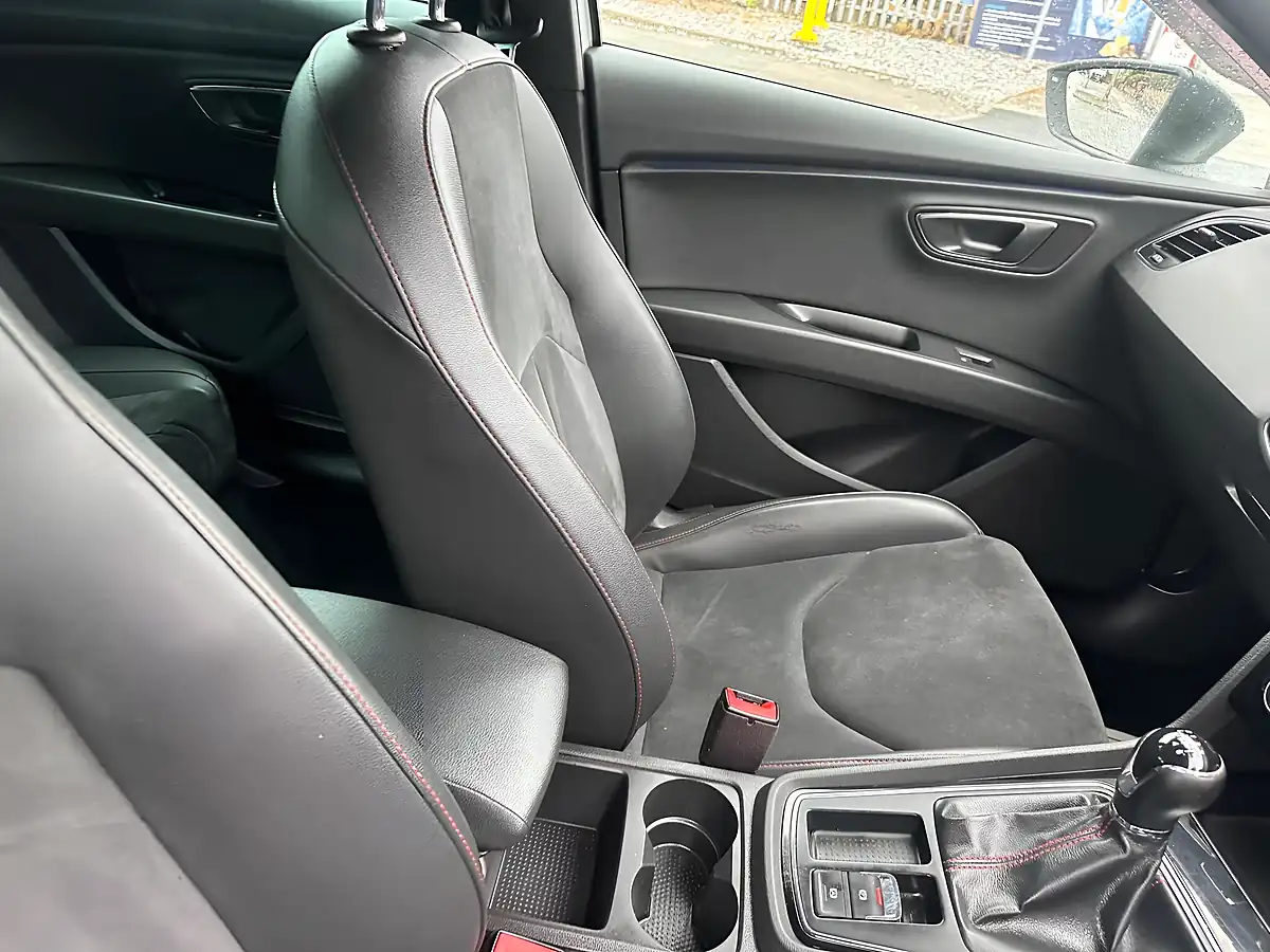 Used 2019 SEAT Leon Fr Black Edition White - Interior and Exterior details 18
