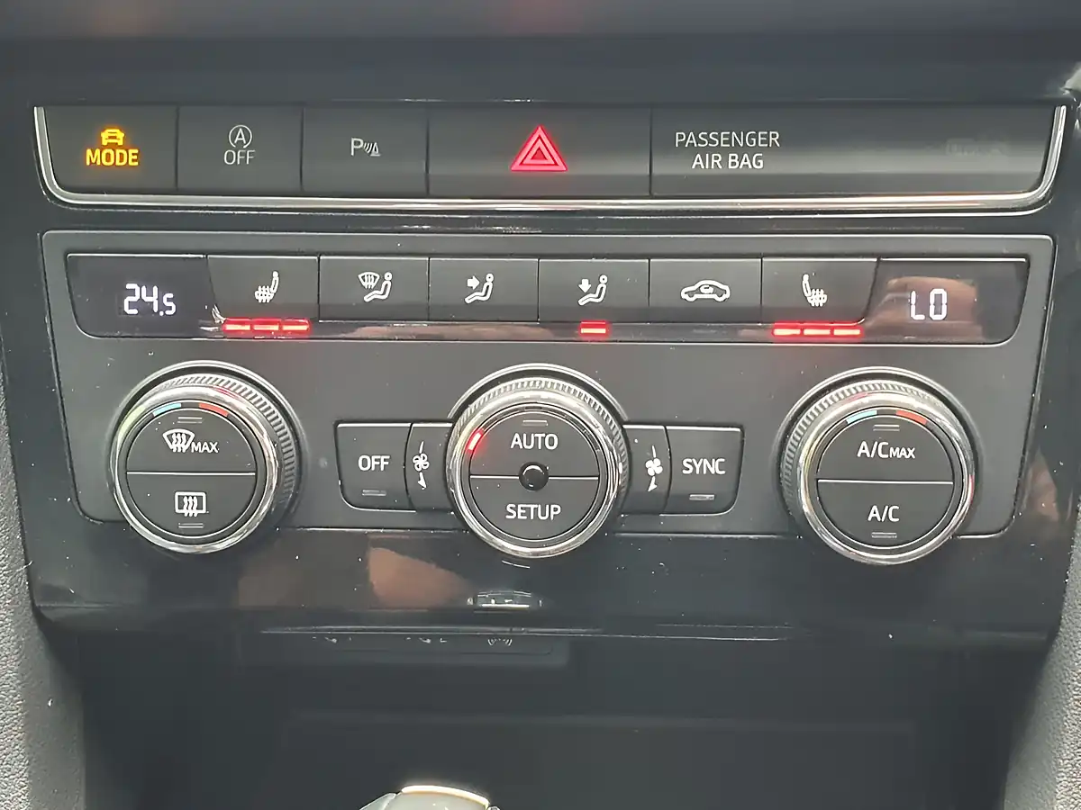 Used 2019 SEAT Leon Fr Sport Red - Interior and Exterior details 17