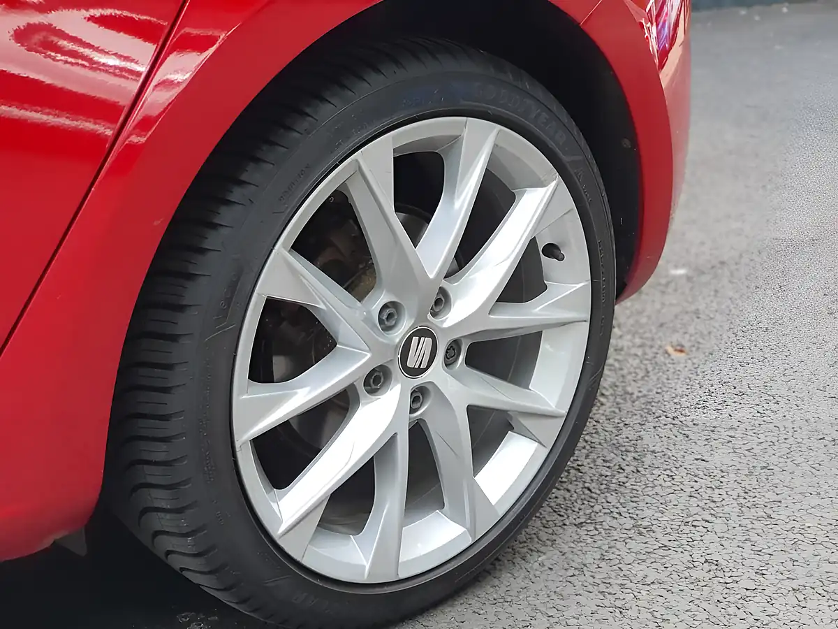 Used 2019 SEAT Leon Fr Sport Red - Interior and Exterior details 9
