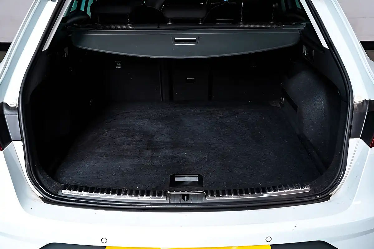 Used 2019 SEAT Leon Fr ST White - Interior and Exterior details 15