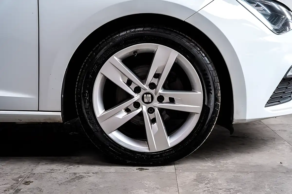 Used 2019 SEAT Leon Fr ST White - Interior and Exterior details 17