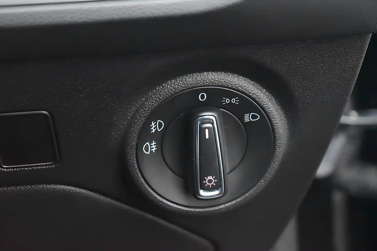Used 2019 SEAT Leon Se Dynamic Midnight Black - Interior and Exterior details 15