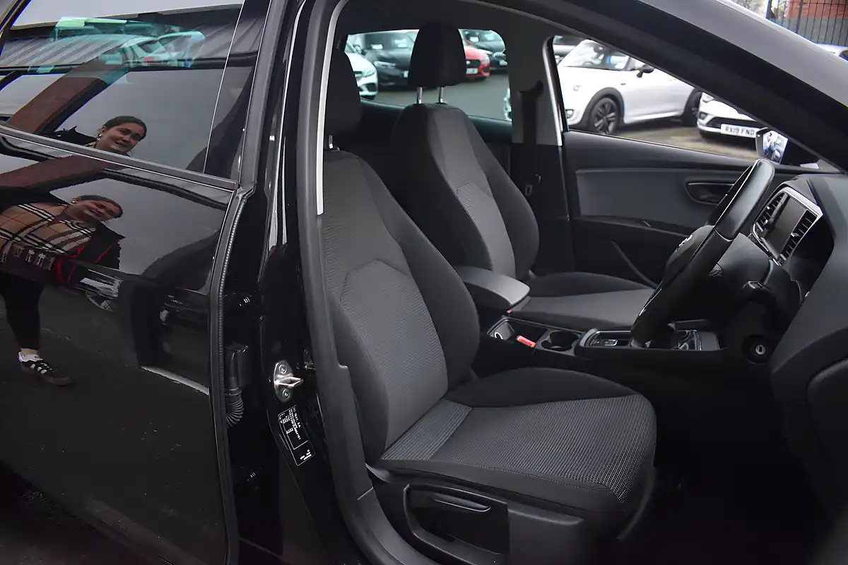 Used 2019 SEAT Leon Se Dynamic Midnight Black - Interior and Exterior details 7