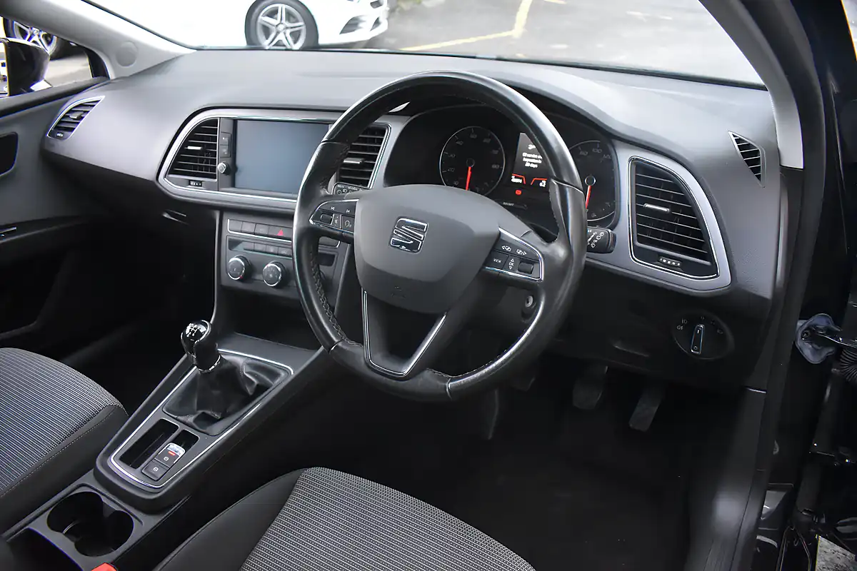 Used 2019 SEAT Leon Se Dynamic Midnight Black - Interior and Exterior details 8