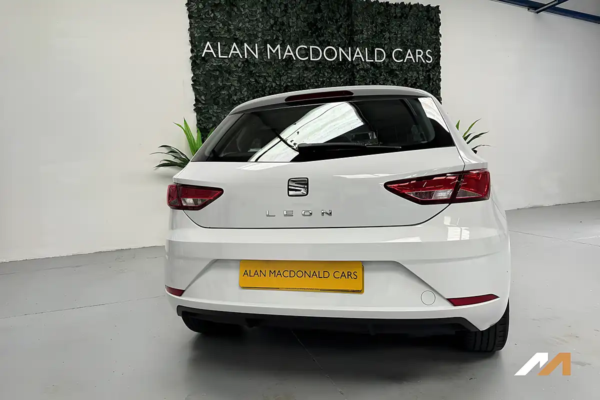 Used 2019 SEAT Leon Se White - Interior and Exterior details 16