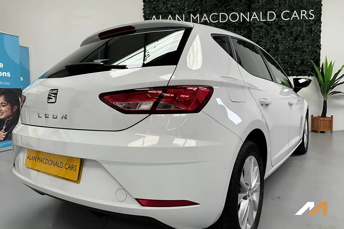 Used 2019 SEAT Leon Se White - Interior and Exterior details 17