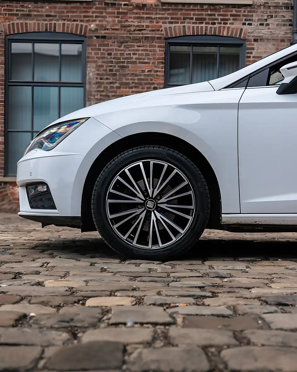 Used 2019 SEAT Leon Xcellence Lux White - Interior and Exterior details 9
