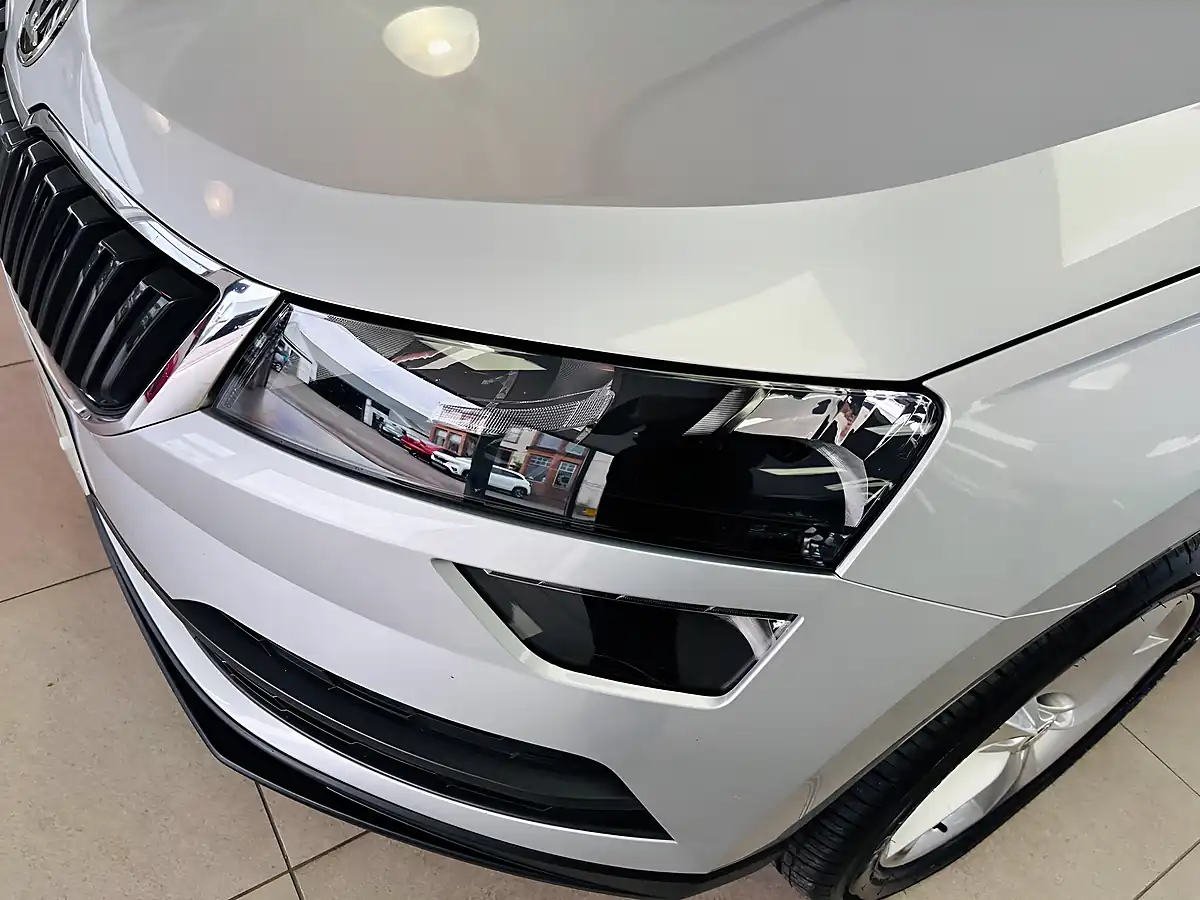 Used 2019 Skoda Karoq Se Silver - Interior and Exterior details 12
