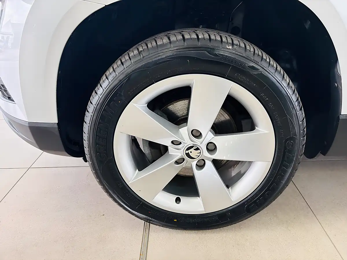 Used 2019 Skoda Karoq Se Silver - Interior and Exterior details 13