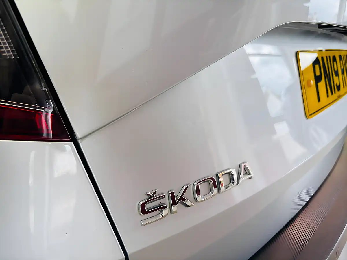 Used 2019 Skoda Karoq Se Silver - Interior and Exterior details 17