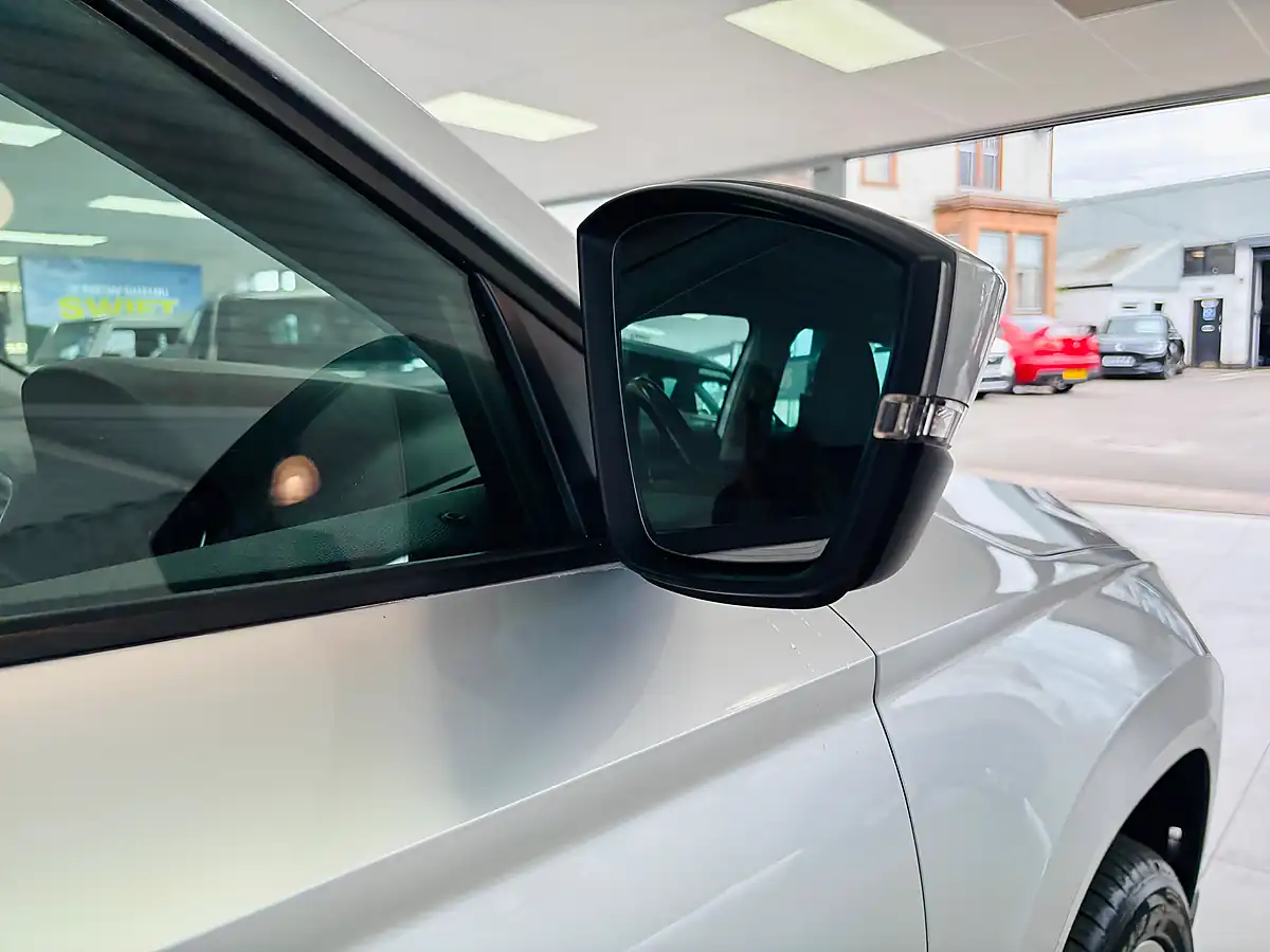 Used 2019 Skoda Karoq Se Silver - Interior and Exterior details 8