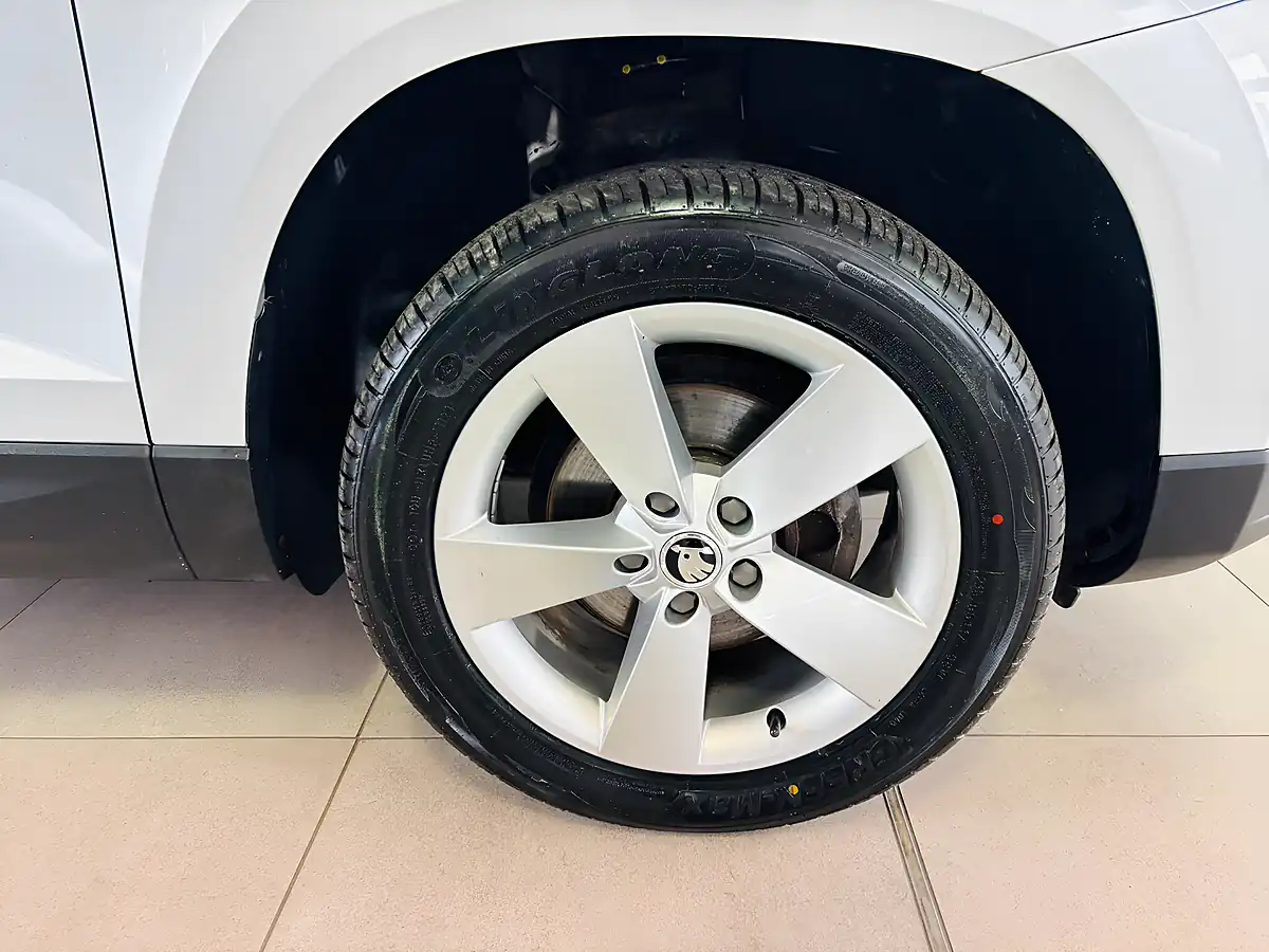 Used 2019 Skoda Karoq Se Silver - Interior and Exterior details 9