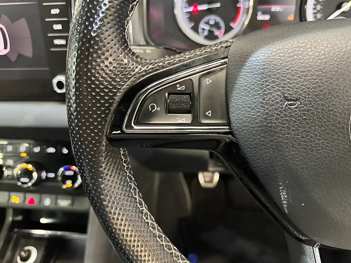 Used 2019 Skoda Karoq Sportline Red - Interior and Exterior details 11