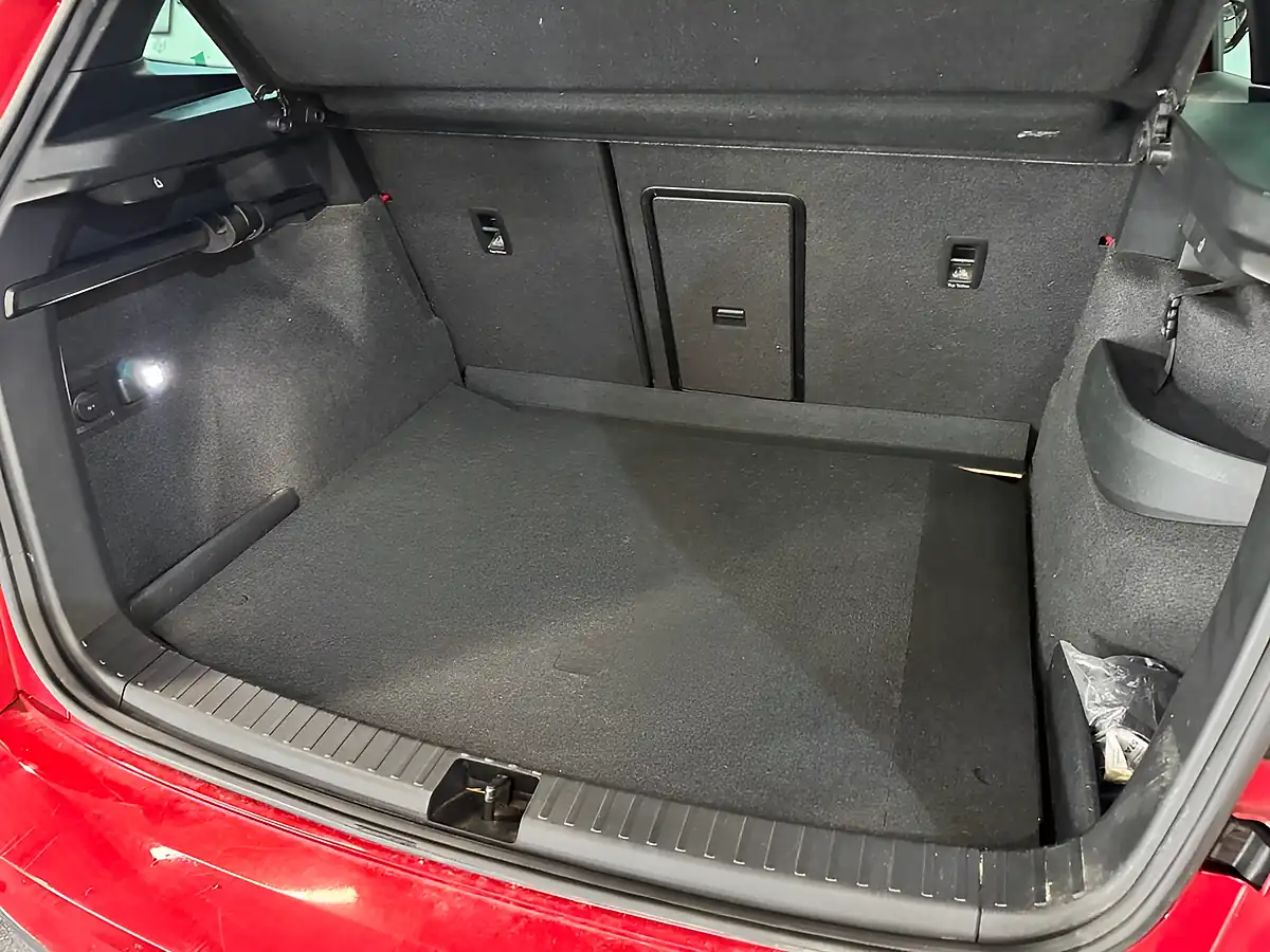Used 2019 Skoda Karoq Sportline Red - Interior and Exterior details 19