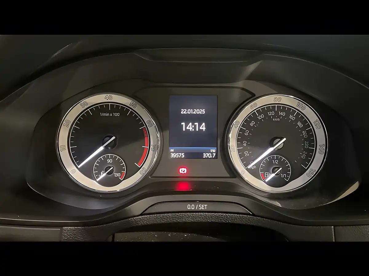 Used 2019 Skoda Karoq Sportline Silver - Interior and Exterior details 8