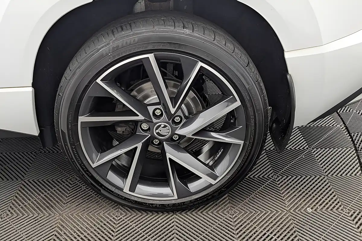 Used 2019 Skoda Karoq Sportline White - Interior and Exterior details 20