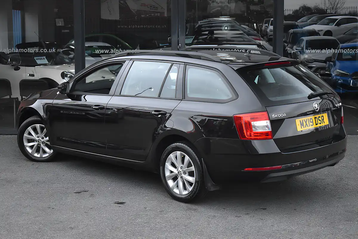 Used 2019 Skoda Octavia S Black - Front View