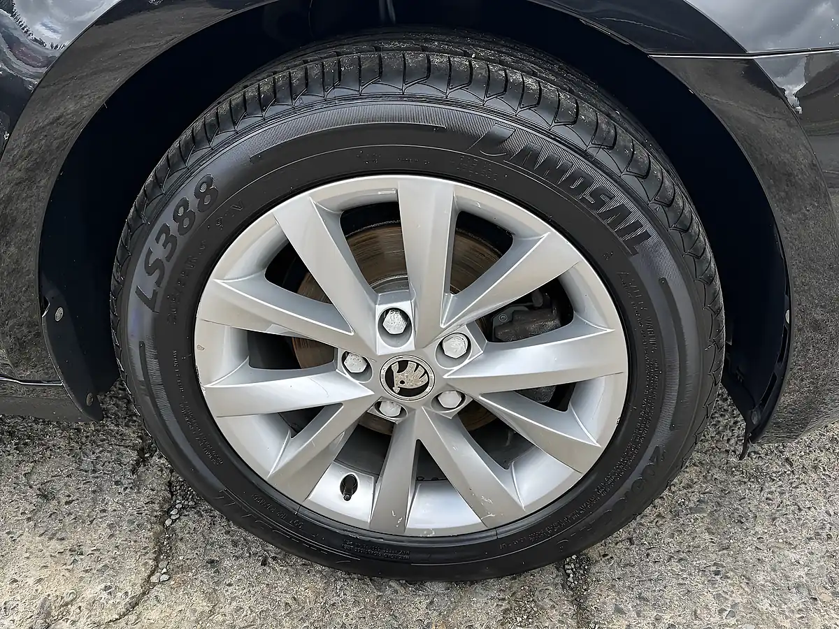 Used 2019 Skoda Octavia S Black Magic Pearl - Interior and Exterior details 19
