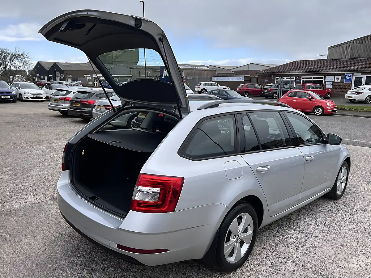 Used 2019 Skoda Octavia S Brilliant Silver Metallic - Interior and Exterior details 20