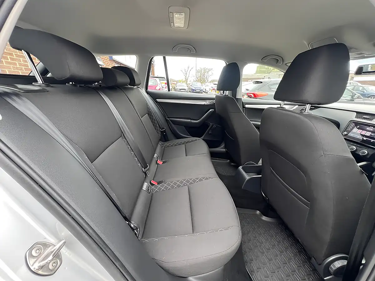 Used 2019 Skoda Octavia S Brilliant Silver Metallic - Interior and Exterior details 4