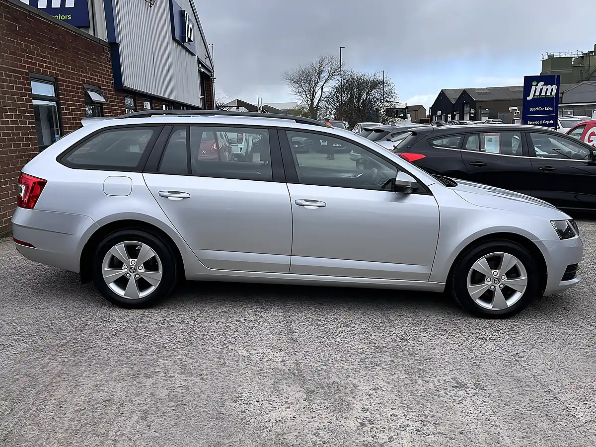 Used 2019 Skoda Octavia S Brilliant Silver Metallic - Interior and Exterior details 5