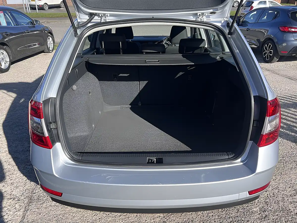 Used 2019 Skoda Octavia Se Brilliant Silver Metallic - Interior and Exterior details 16