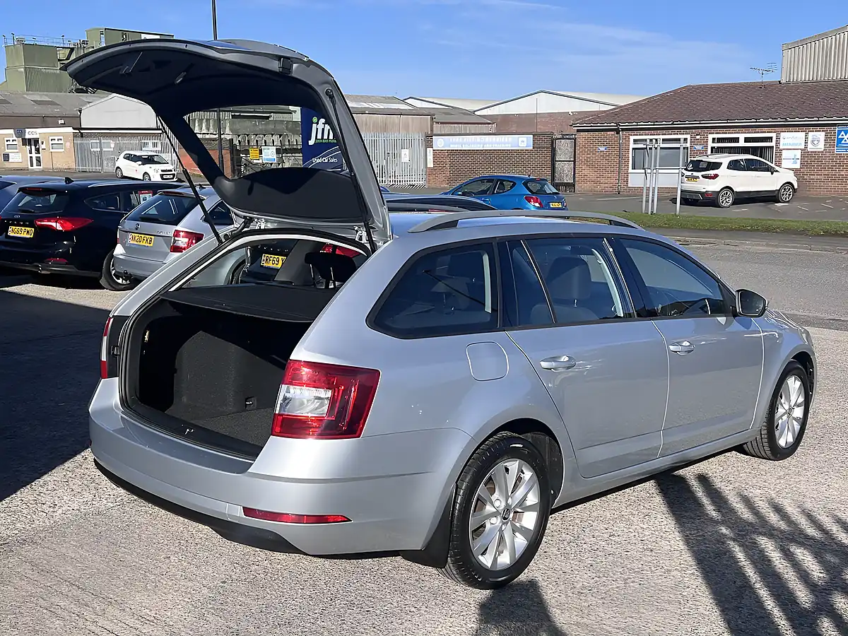 Used 2019 Skoda Octavia Se Brilliant Silver Metallic - Interior and Exterior details 17