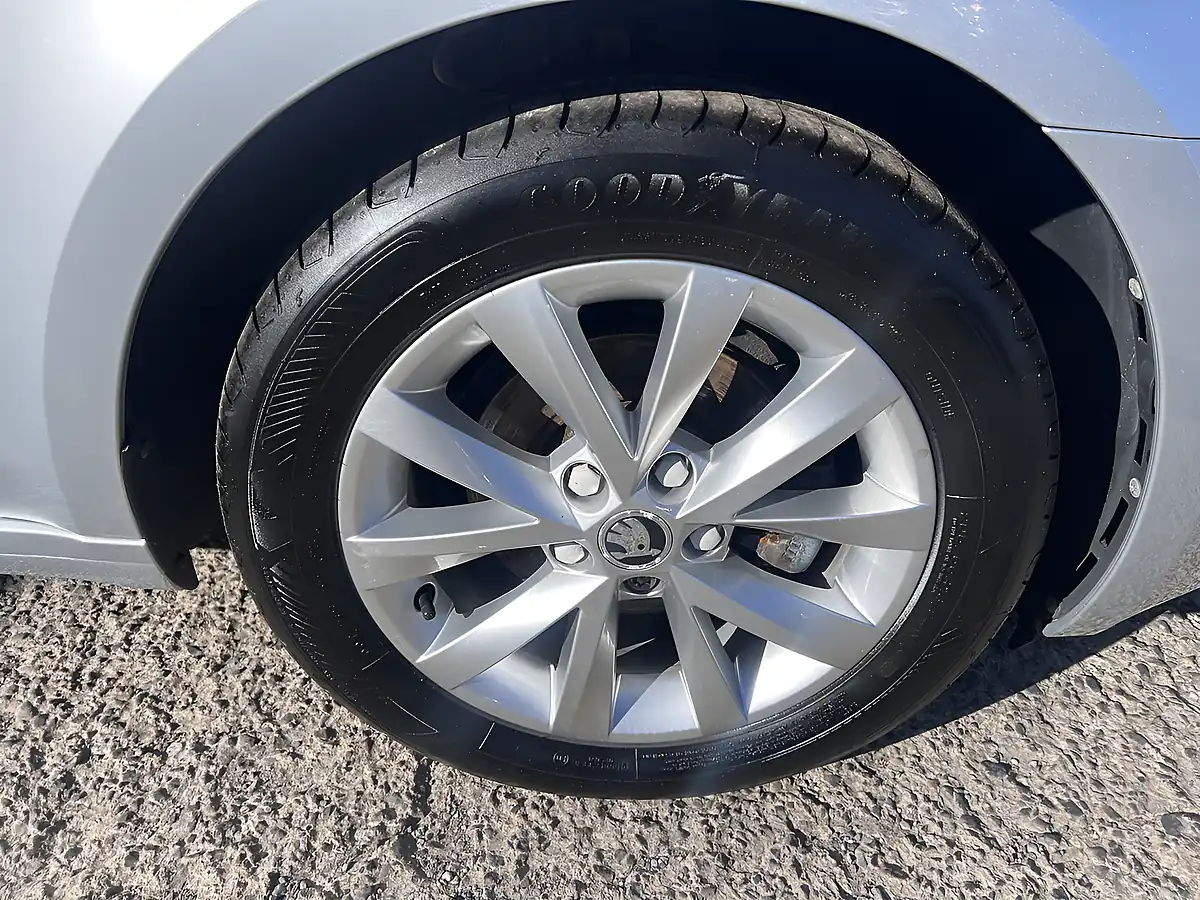 Used 2019 Skoda Octavia Se Brilliant Silver Metallic - Interior and Exterior details 18