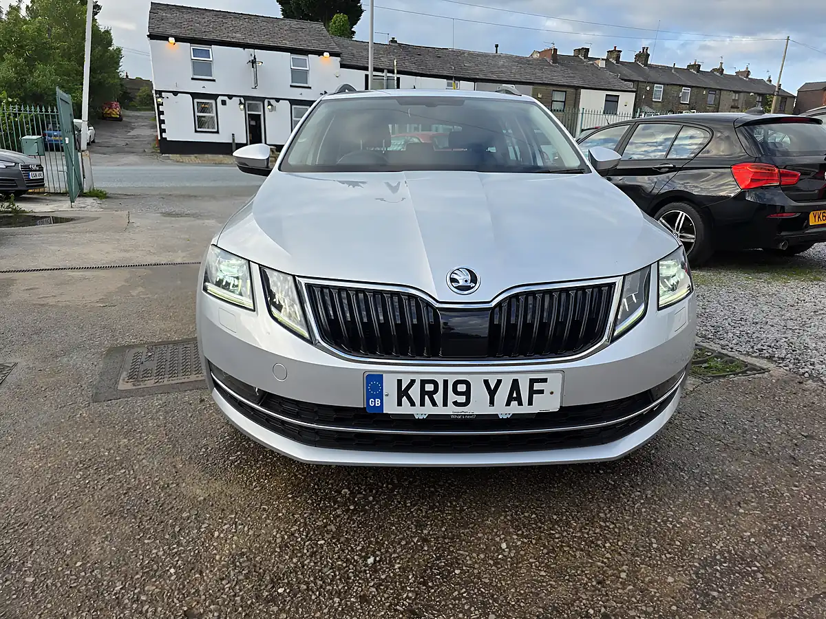 Used 2019 Skoda Octavia Se L Silver - Front View