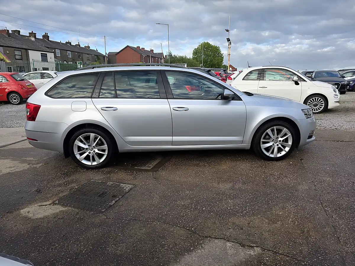 Used 2019 Skoda Octavia Se L Silver - Interior and Exterior details 5