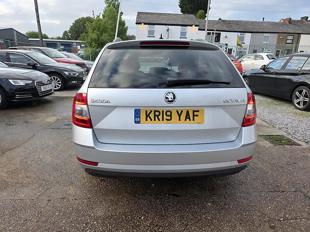 Used 2019 Skoda Octavia Se L Silver - Interior and Exterior details 7