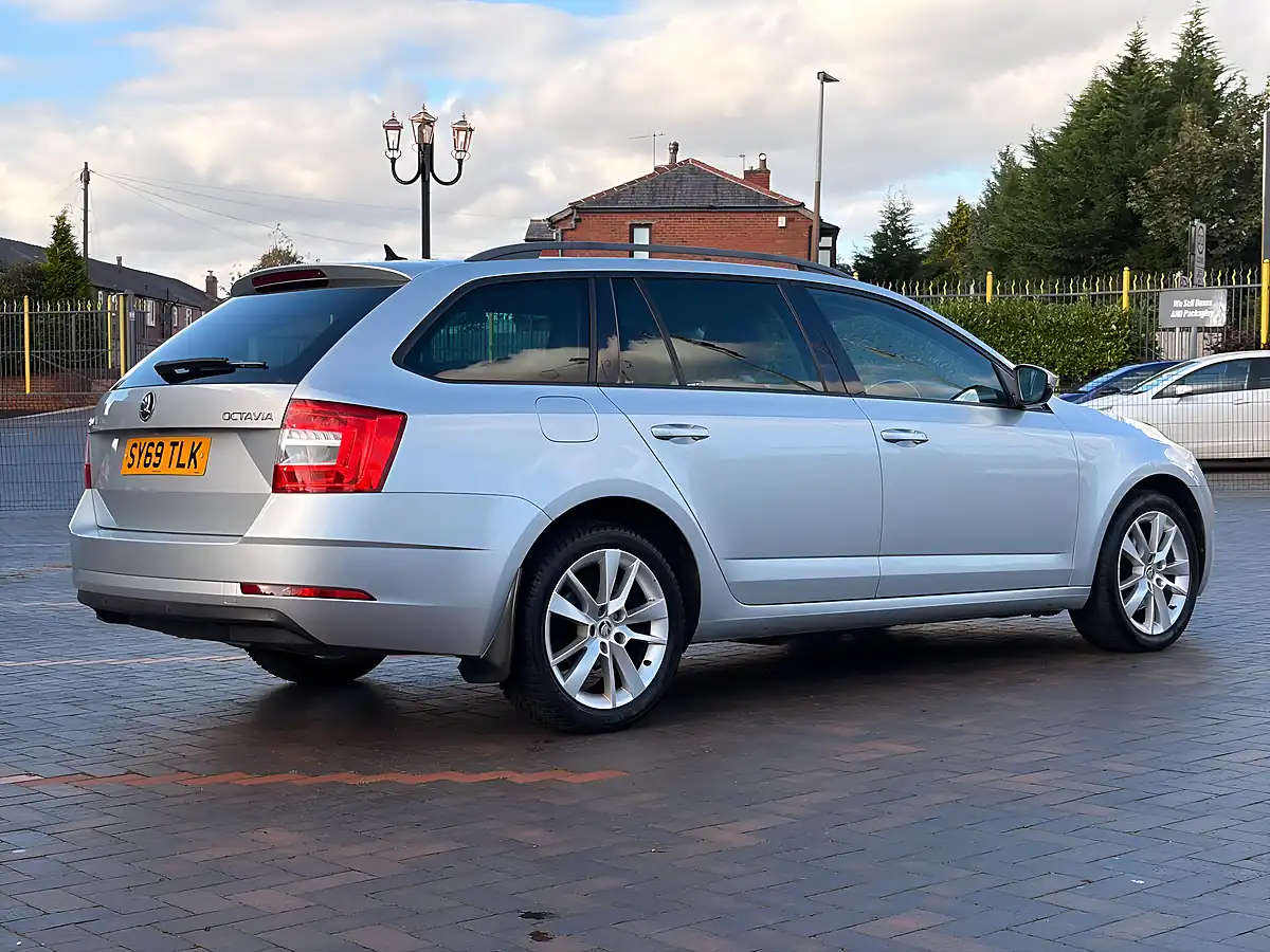 Used 2019 Skoda Octavia Se L Silver - Interior and Exterior details 4