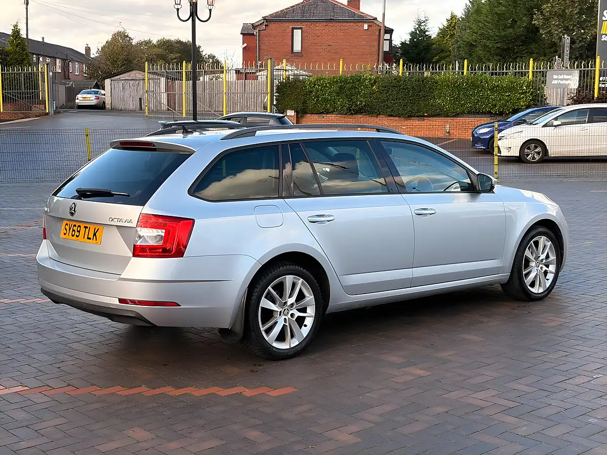 Used 2019 Skoda Octavia Se L Silver - Interior and Exterior details 5