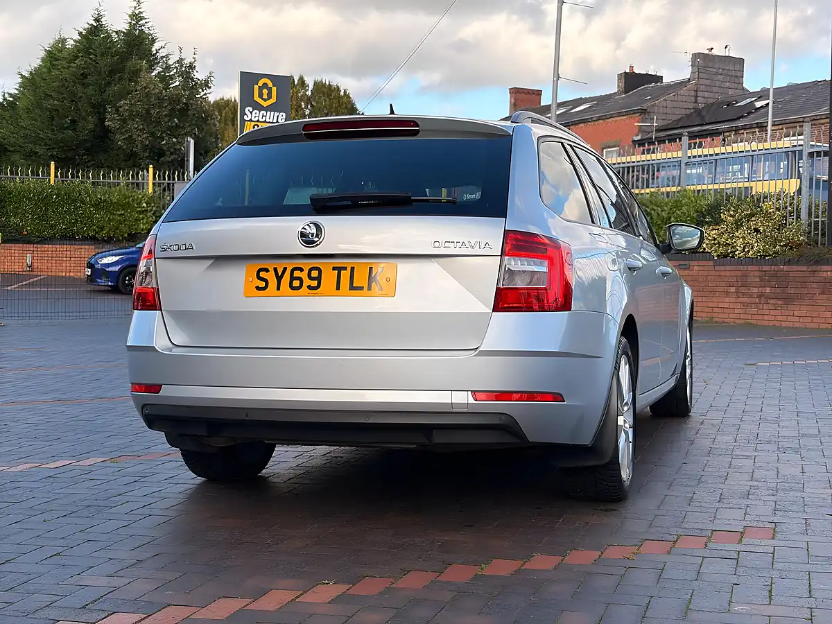 Used 2019 Skoda Octavia Se L Silver - Interior and Exterior details 7