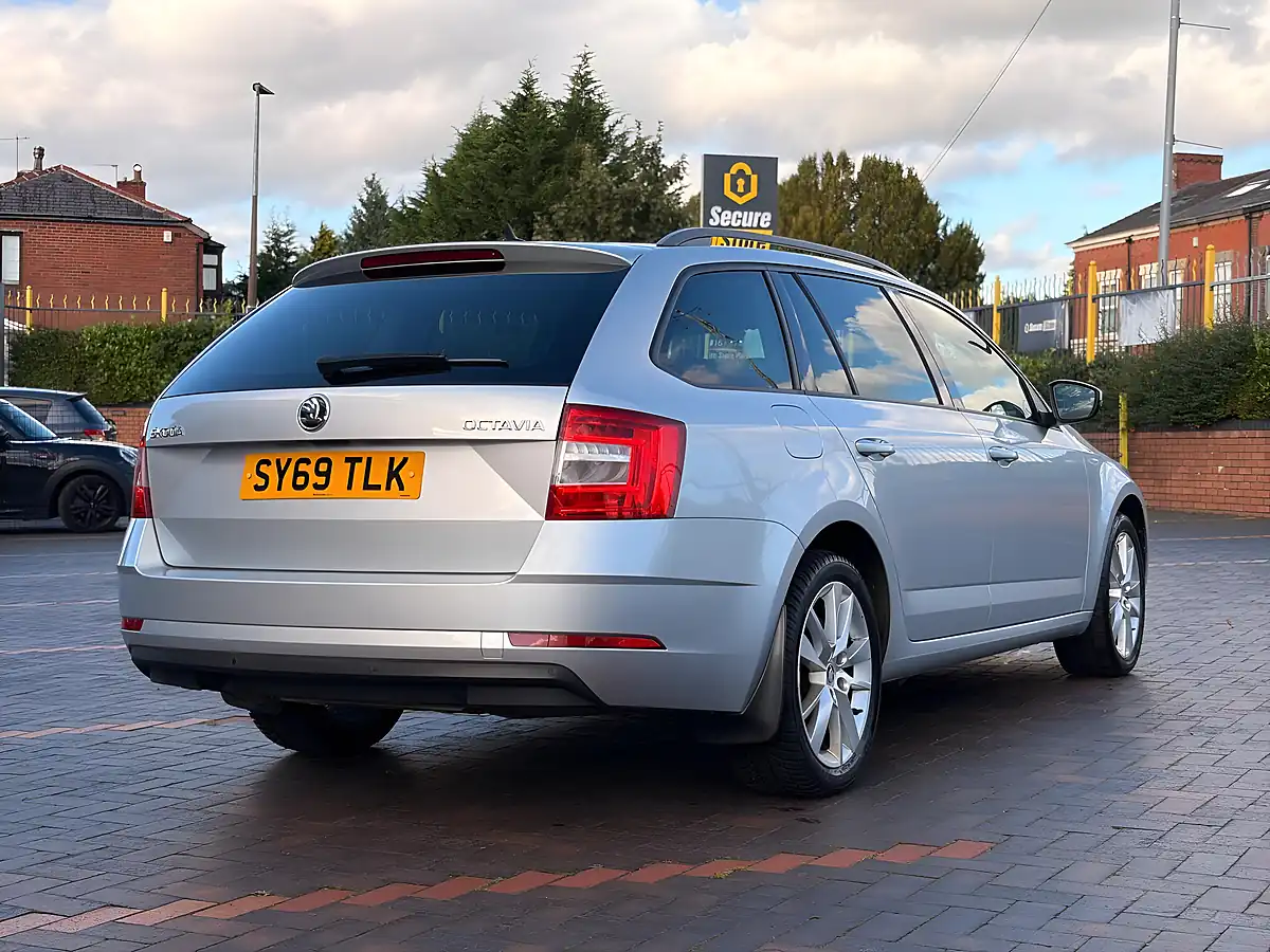Used 2019 Skoda Octavia Se L Silver - Interior and Exterior details 9