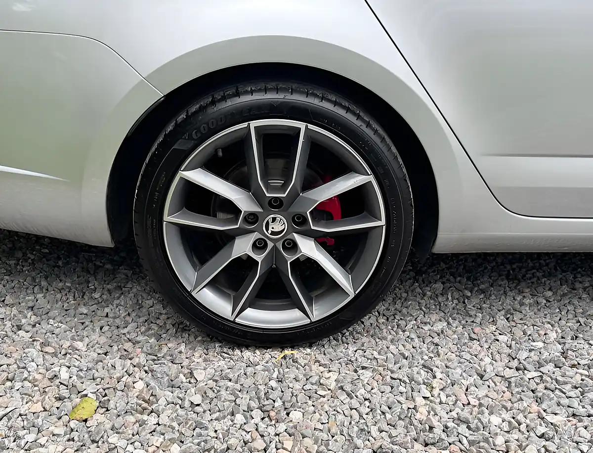Used 2019 Skoda Octavia VRS Brilliant Silver - Interior and Exterior details 9