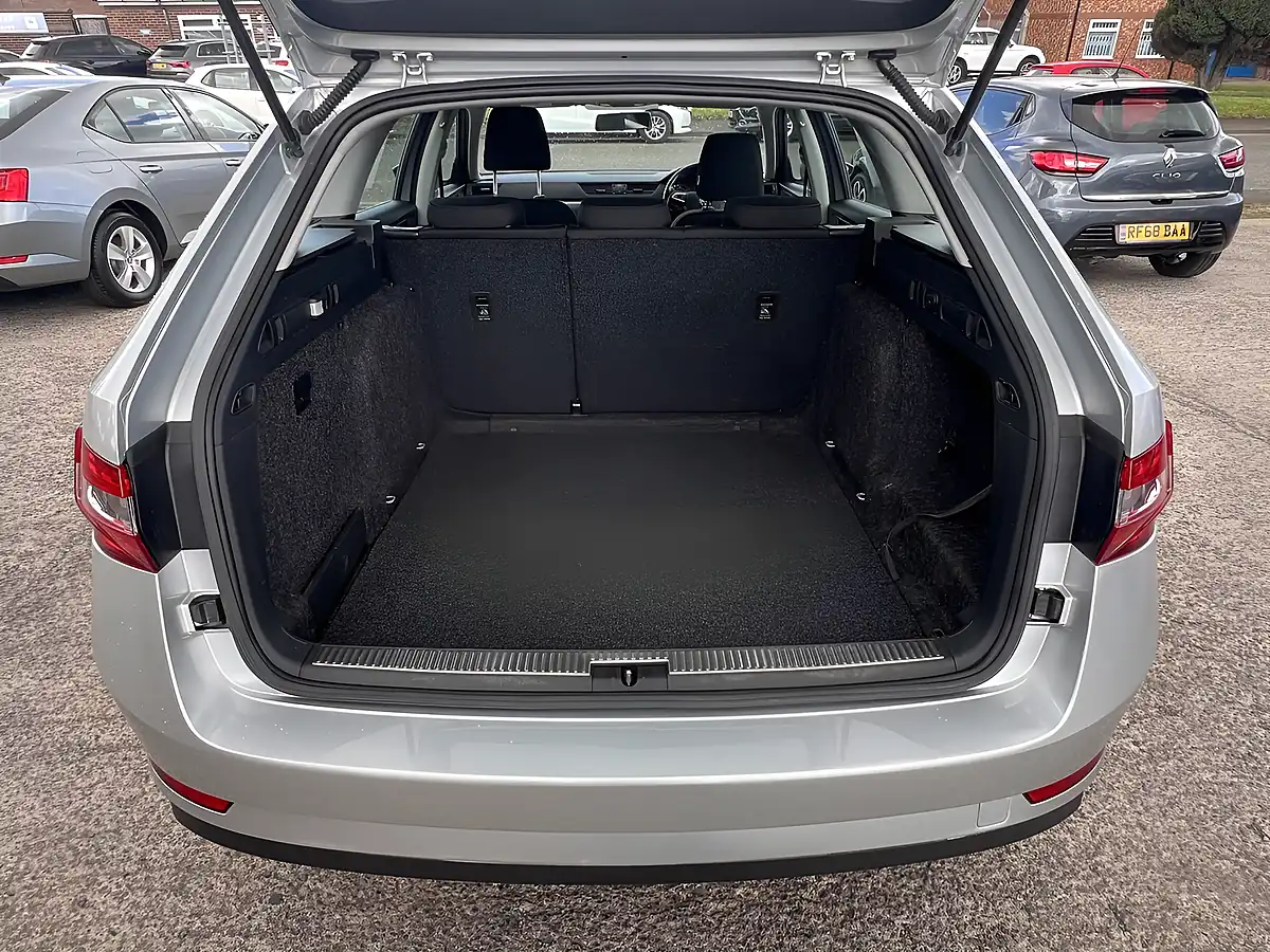 Used 2019 Skoda Superb S Brilliant Silver Metallic - Interior and Exterior details 18