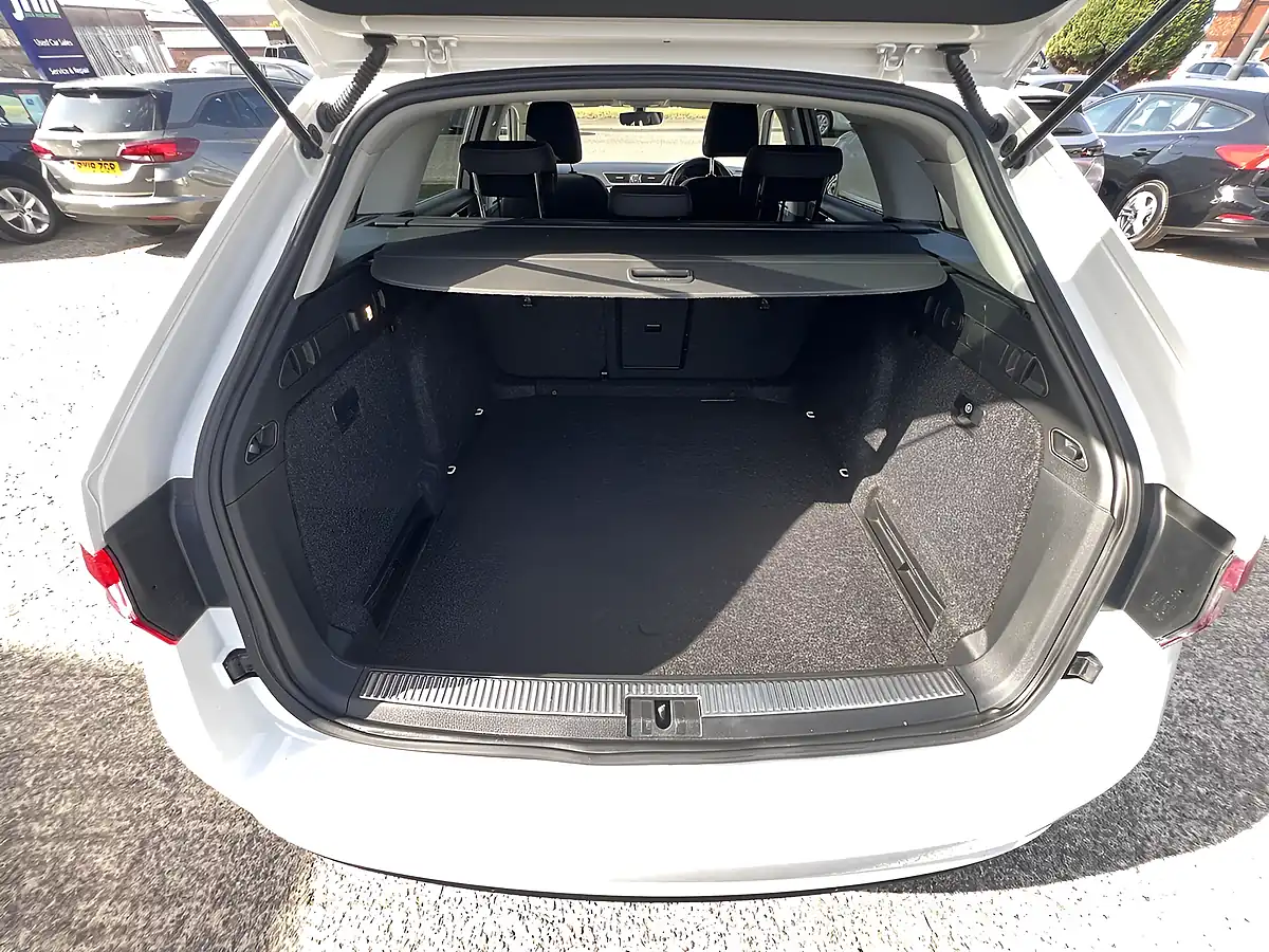 Used 2019 Skoda Superb Se Candy White - Interior and Exterior details 17
