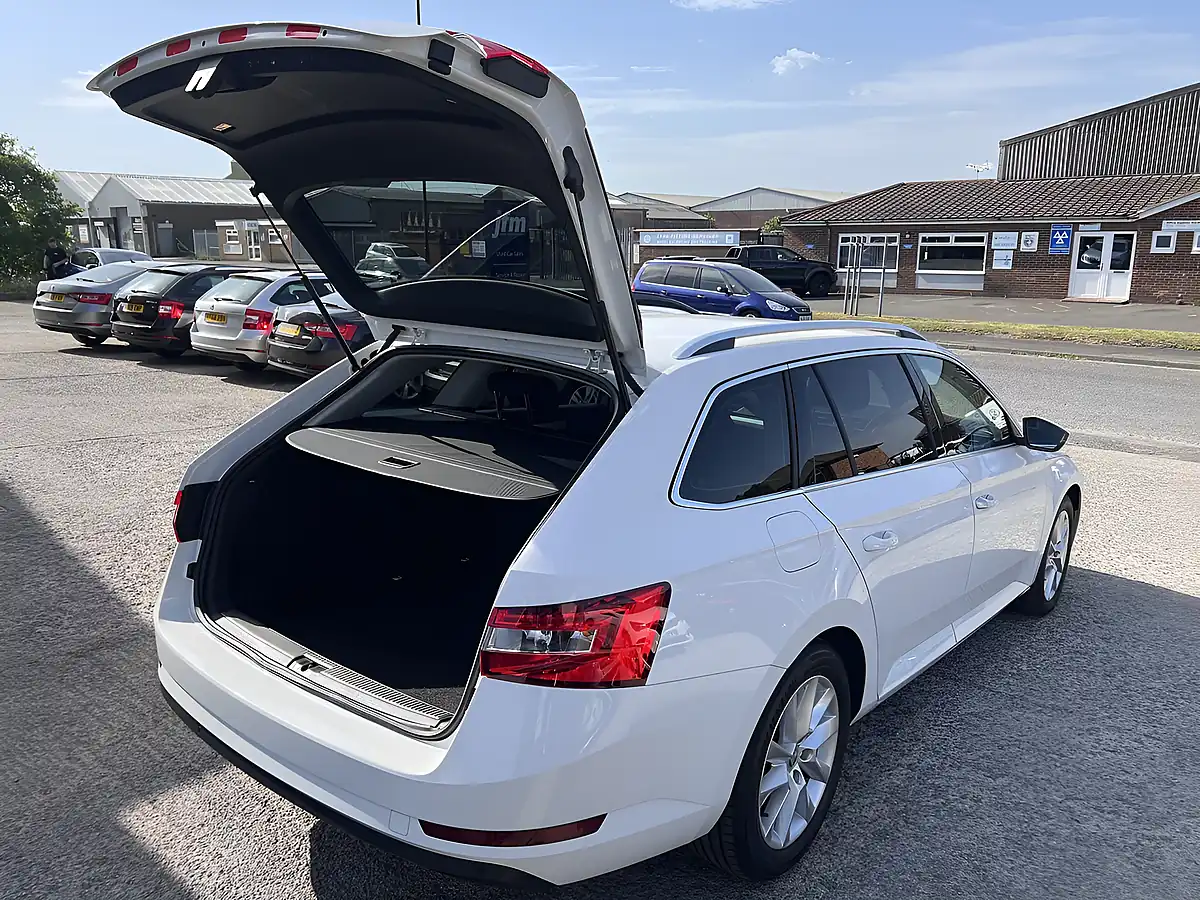 Used 2019 Skoda Superb Se Candy White - Interior and Exterior details 18