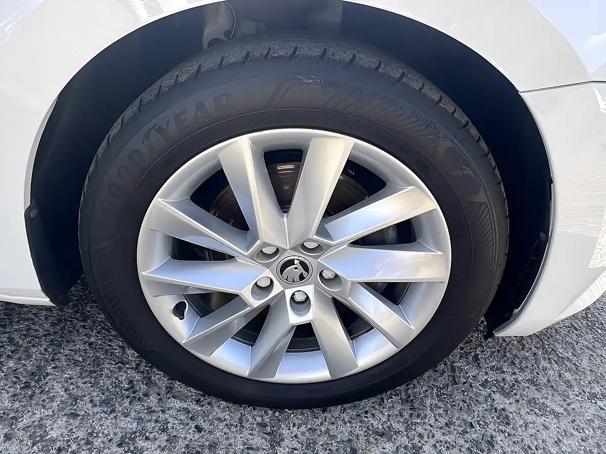 Used 2019 Skoda Superb Se Candy White - Interior and Exterior details 19