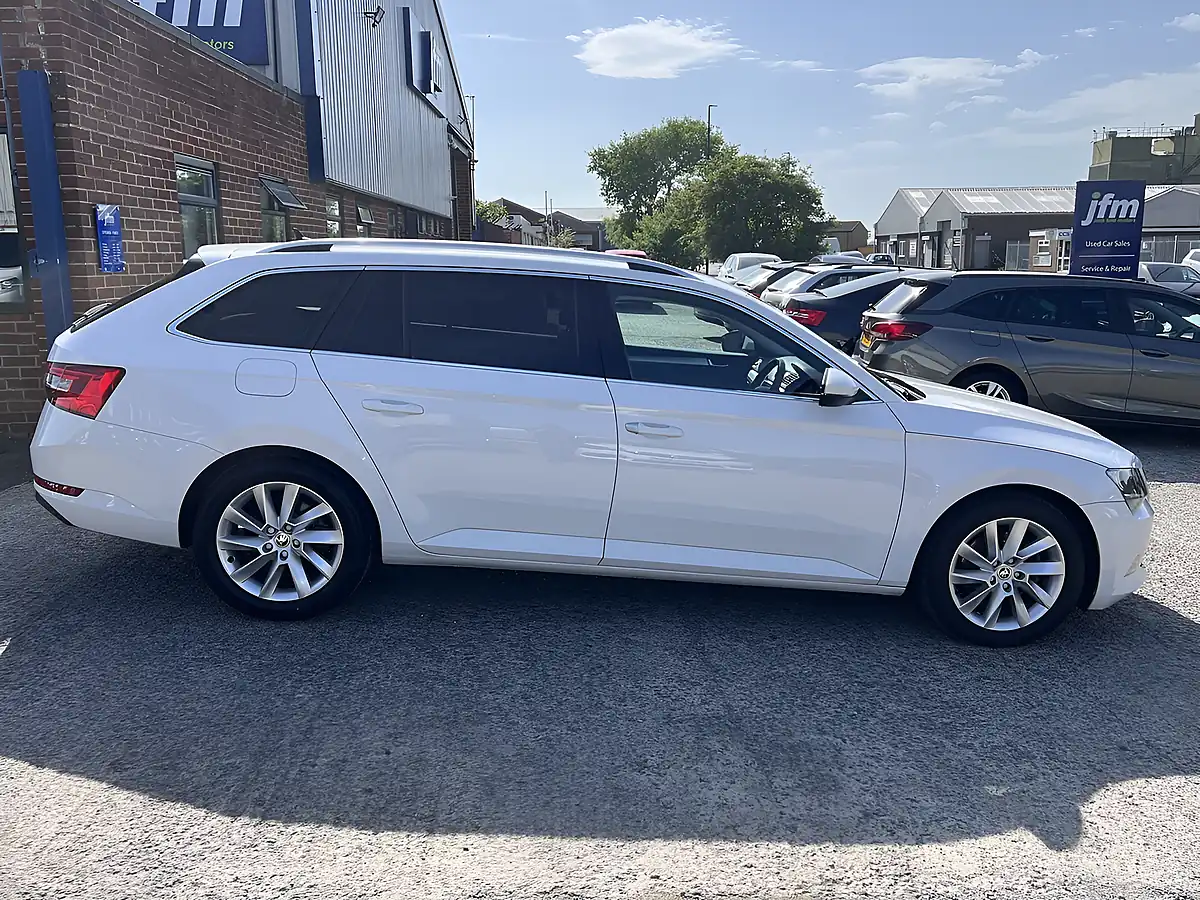 Used 2019 Skoda Superb Se Candy White - Interior and Exterior details 5