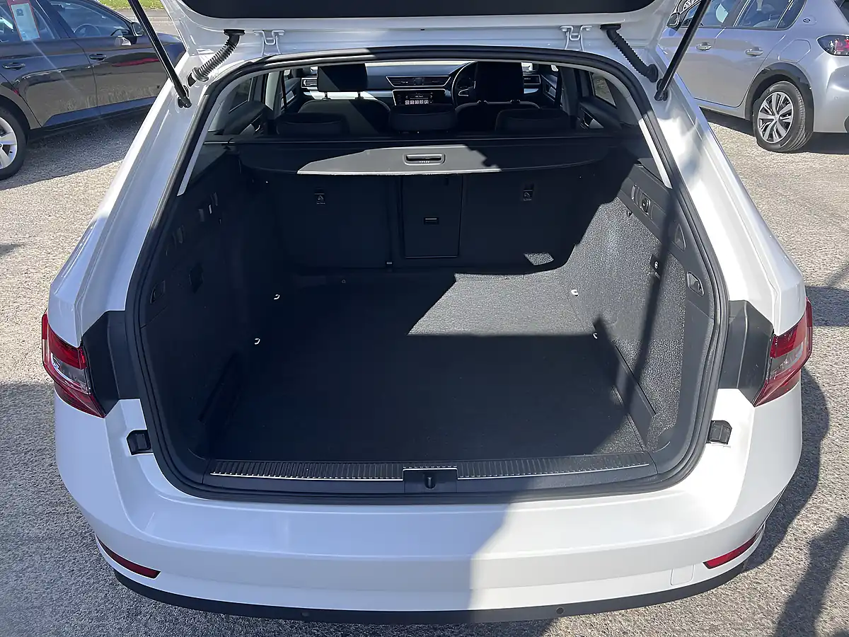 Used 2019 Skoda Superb Se Candy White - Interior and Exterior details 17