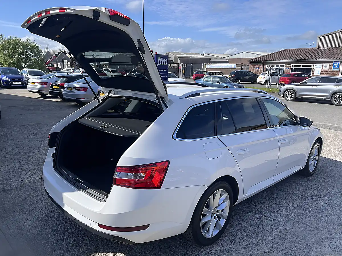 Used 2019 Skoda Superb Se Candy White - Interior and Exterior details 18