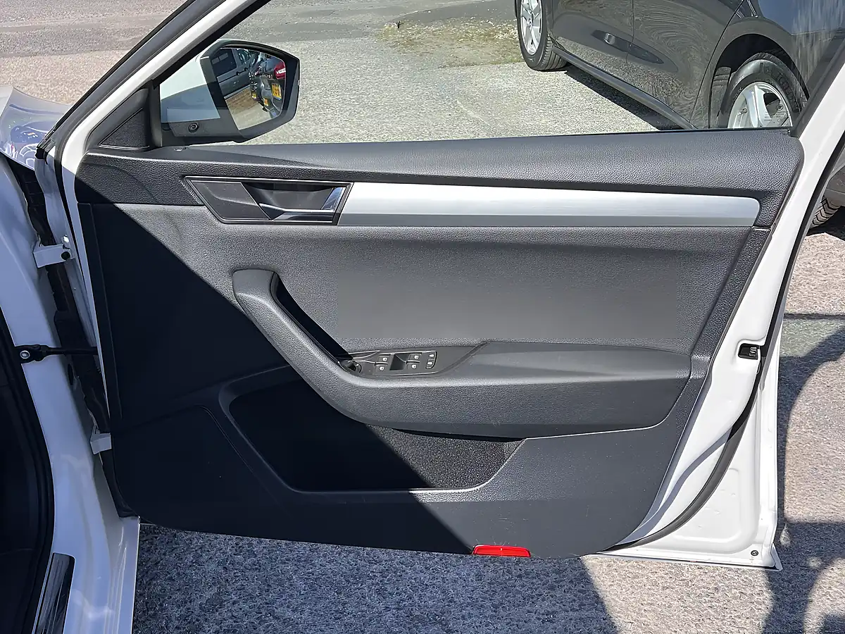 Used 2019 Skoda Superb Se Candy White - Interior and Exterior details 17