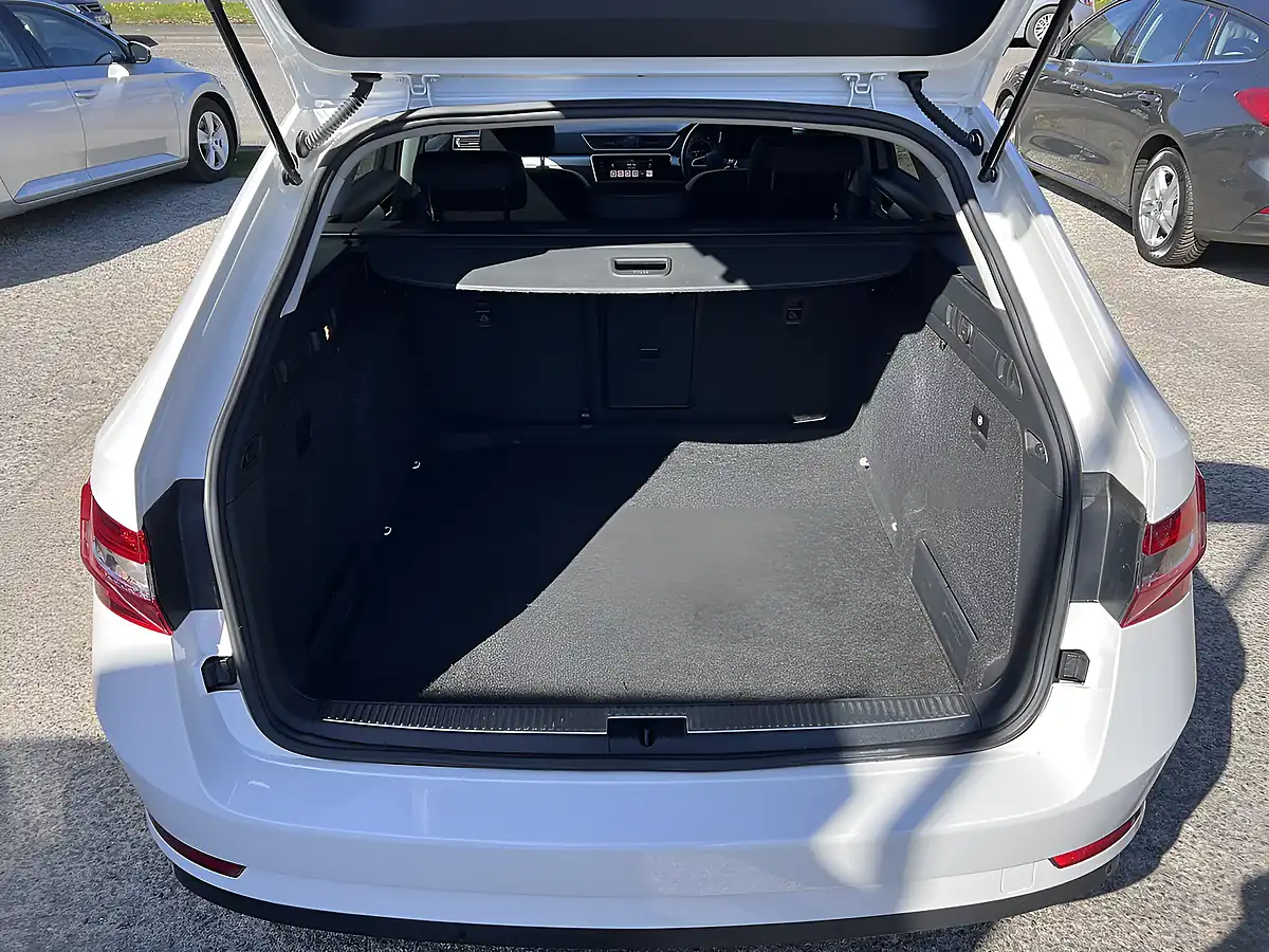 Used 2019 Skoda Superb Se Candy White - Interior and Exterior details 19