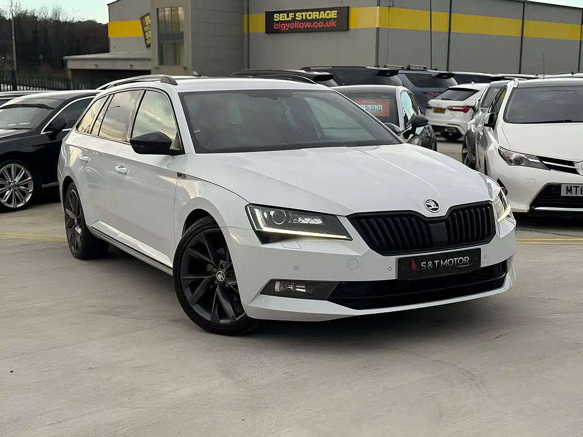 Used 2019 Skoda Superb Sportline White - Front View