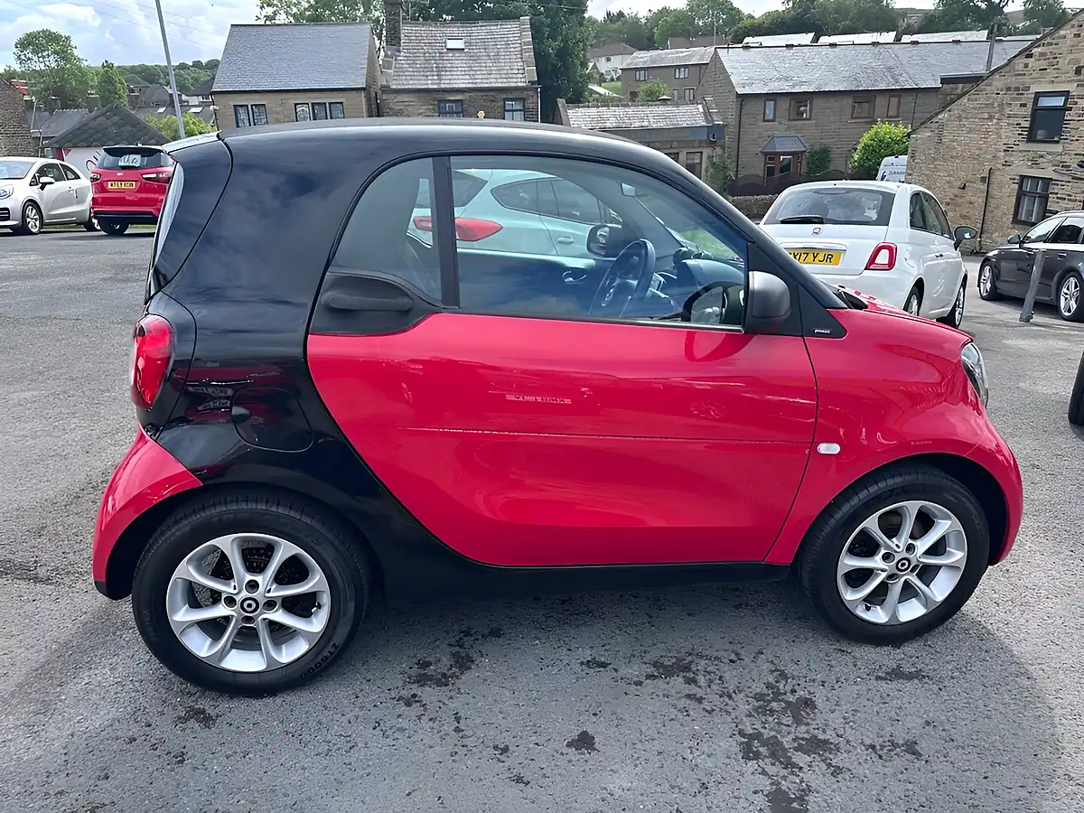 Used 2019 Smart Fortwo Passion Black - Interior and Exterior details 8