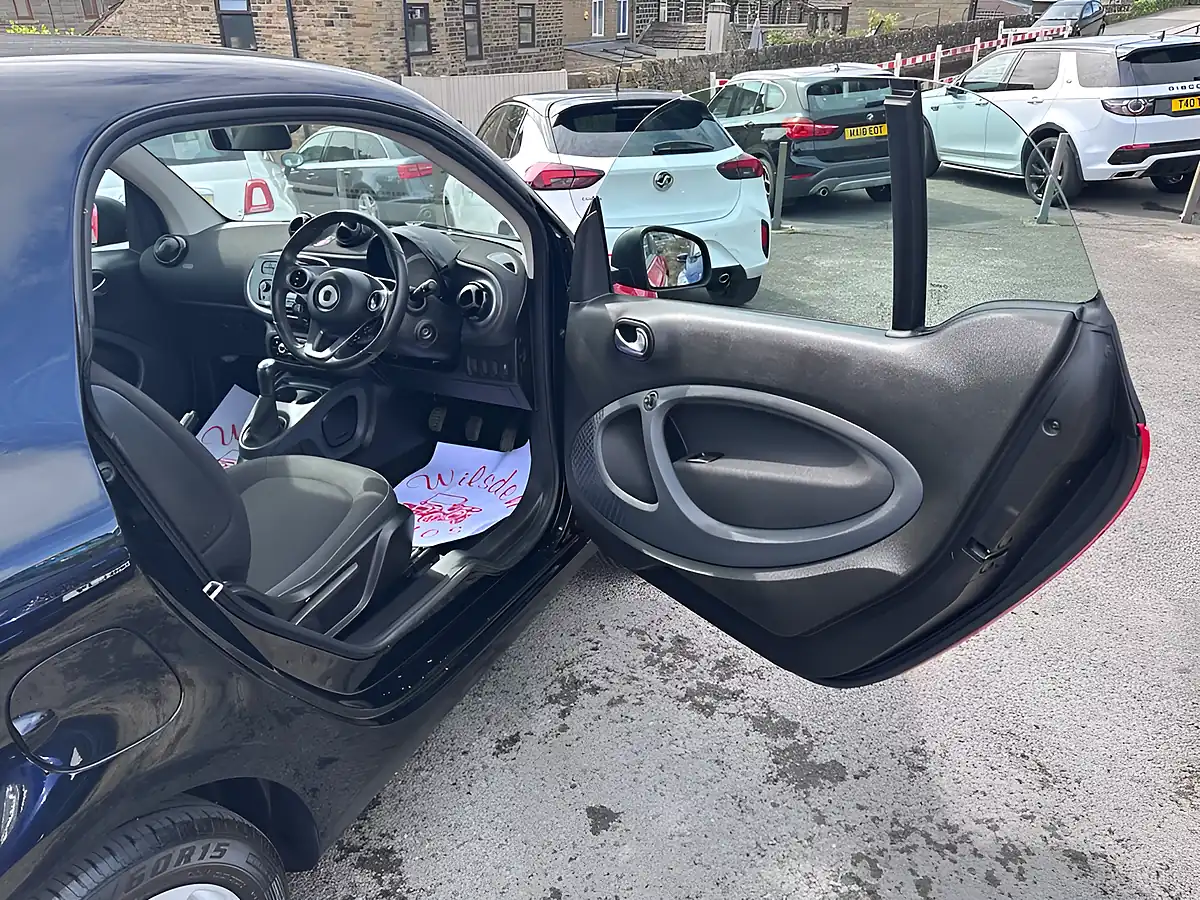 Used 2019 Smart Fortwo Passion Black - Interior and Exterior details 9