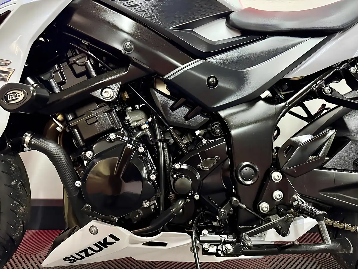 Used 2019 Suzuki GSX-S750 Naked White - Interior and Exterior details 15