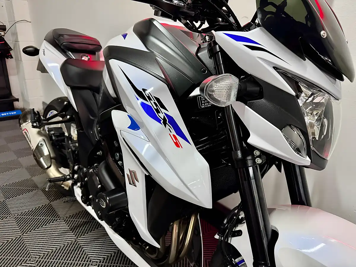 Used 2019 Suzuki GSX-S750 Naked White - Interior and Exterior details 20
